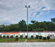 柳州进德中心小学篮球场灯杆安装
